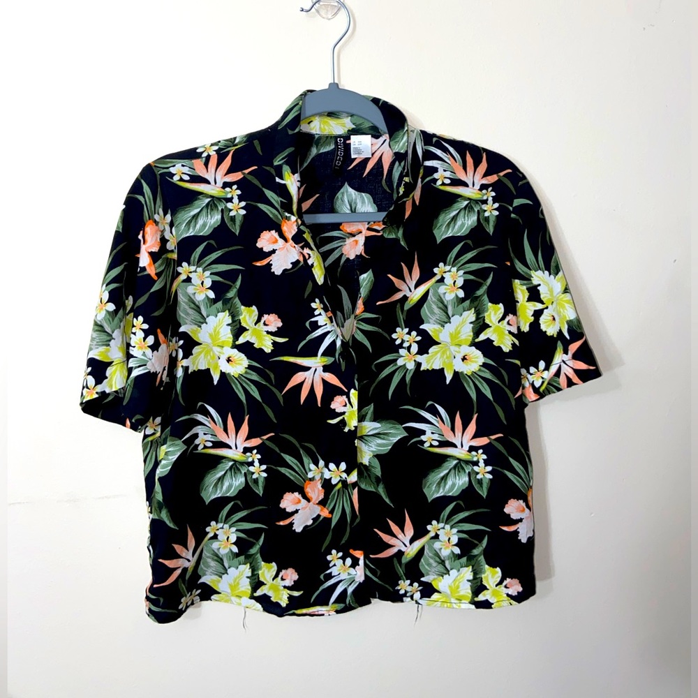 Divided H&M Tropical button up blouse.